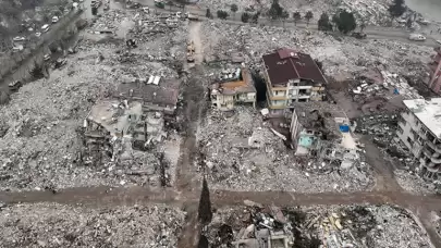 Hatay'da yıkılan lüks binada kolon kesildiği iddiası! Müteahhit deprem sabahı kaçmış