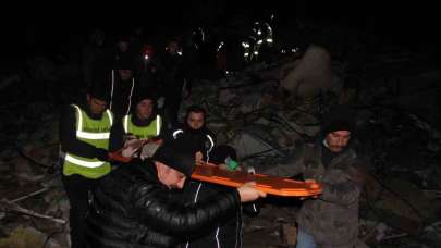 26 saat sonra gelen mutluluk: 2 küçük çocuk enkazdan sağ olarak kurtarıldı