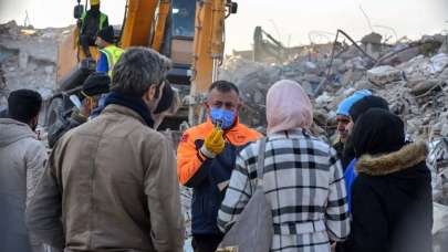 Vesikalık fotoğrafla teşhis! Deprem bölgesinden çarpıcı fotoğraflar