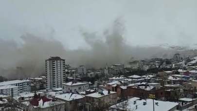 Deprem anından yeni görüntü: Şehri toz bulutu kapladı