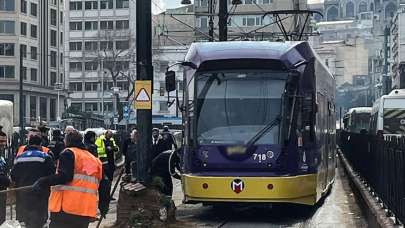 Raydan çıkan tramvay elektrik direğine çarptı