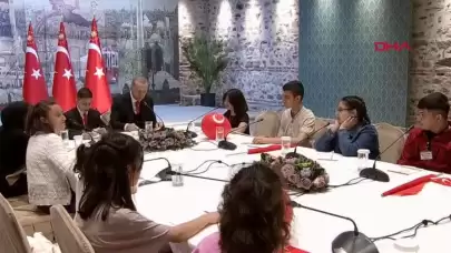 Dolmabahçe'de renkli sohbet! Heyecandan cumhurbaşkanlığını unuttu...