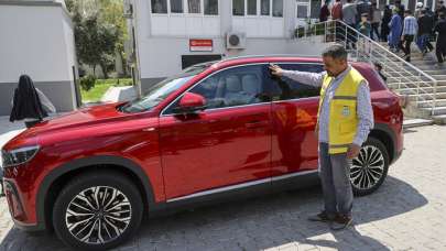 Şanlıurfa'da Togg'u inceleyen vatandaş: Elektrikli kamyon da istiyoruz