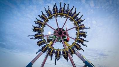 Depremzede çocuklara lunaparkta bayram kutlaması