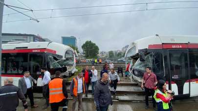 Samsun'da iki tramvay kafa kafaya çarpıştı: Çok sayıda yaralılar var