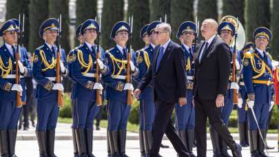 Cumhurbaşkanı Erdoğan, Azerbaycan’da resmi törenle karşılandı