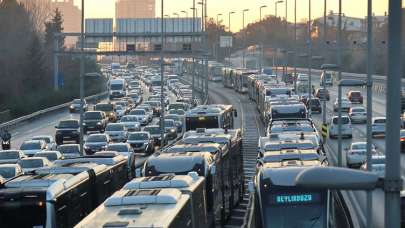 Metrobüs yolu eridi Ekrem İmamoğlu'na tepki yağdı: Memnun değiliz!