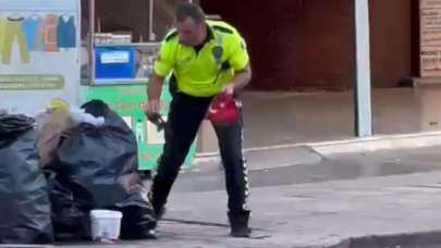 Çöpe atıldığını görünce... Polisin Türk bayrağı hassasiyeti! İşte o anlar