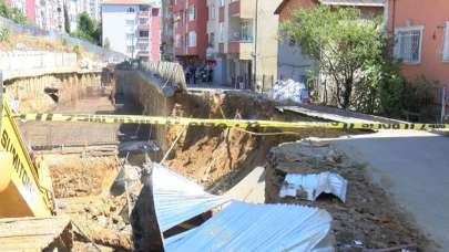 İstanbul'da yol çöktü: Binalar boşaltıldı