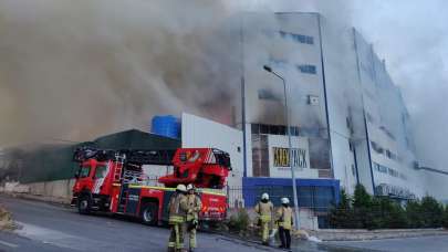 Arnavutköy'deki fabrika yangınına müdahale ediliyor