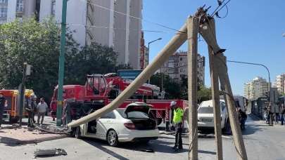 Otomobilin çarptığı direk, tramvay hattının tellerine devrildi: 1 yaralı