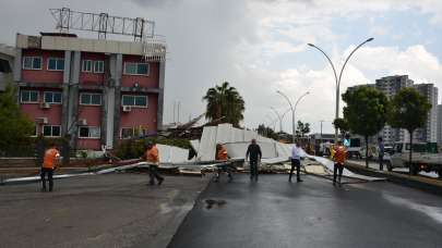 Mersin’i fırtına vurdu! Çatılar uçtu, ağaçlar devrildi...