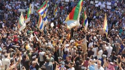 Suriye'de halk Şam yönetimini protesto ediyor