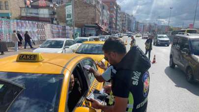 Kadıköy’de emniyet kemeri takmayan taksi şoförlerine ceza kesildi