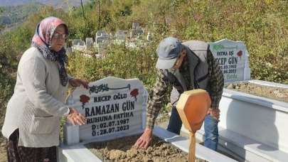 Oğlunun mezarına dua etmeye gelen anne, gördüğü manzara karşısında yığılıp kaldı