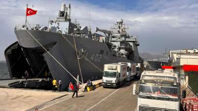 Yardım malzemeleri taşıyan TCG Bayraktar, Libya'ya ulaştı