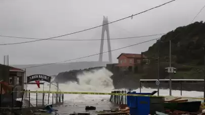 İstanbul'u fırtına vurdu! Bir ilçede okullar tatil edildi