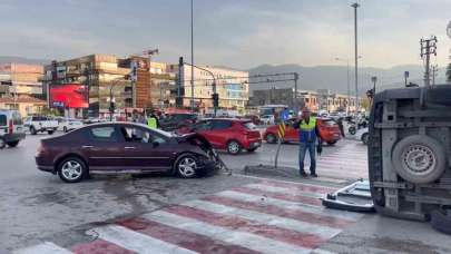 Bursa’da ambulans kaza yaptı: 1’i sağlık personeli 3 kişi yaralandı