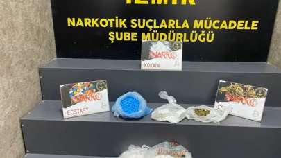 İzmir’de durdurulan araçtan 2 kiloya yakın kokain ele geçirildi