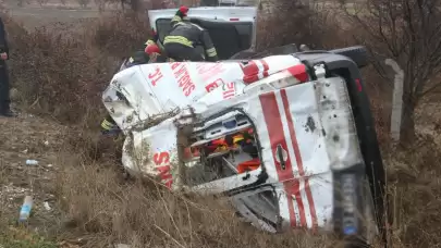 Devrilen ambulansa yardım etmek isterken kaza yaptılar! Peş peşe gelen kazalarda 6 kişi yaralandı