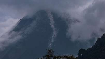 Endonezya'daki Merapi Yanardağı kül püskürttü