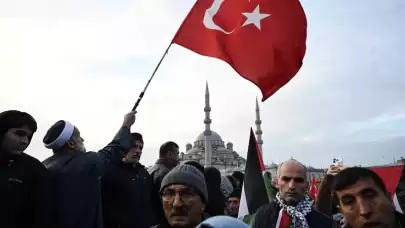 On binlerce kişi Galata Köprüsü'nde buluştu... 'Şehitlerimize rahmet, Filistin'e destek'