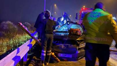 Feci kaza! Polislerin içinde bulunduğu otomobil TIR'a çarptı