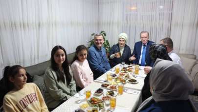 Cumhurbaşkanı Erdoğan ve eşi Emine Erdoğan, iftarda Taş ailesinin misafiri oldu