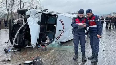 Bartın'da iki işçi servisi çarpıştı: 1 ölü, 29 yaralı