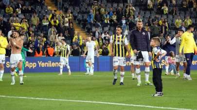 Fenerbahçe derbi galibiyetini taraftarıyla kutladı