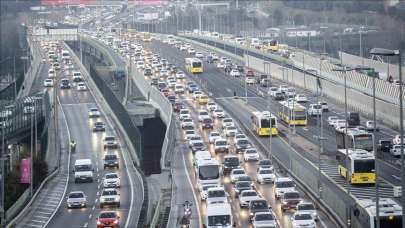 Yoğunluk yüzde 65'e çıktı... İstanbul'da şaşırtan trafik!