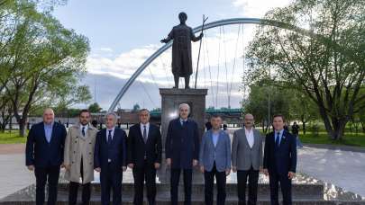 TBMM Başkanı Kurtulmuş, Astana’daki Atatürk Anıtı’nı ziyaret etti