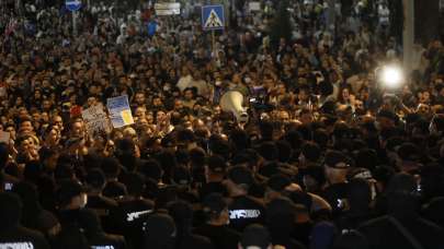 Gürcistan'da binlerce kişi sokağa çıktı! Yasa tasarısı protesto ediliyor