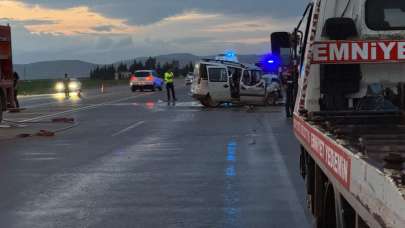 Hatay'da 2 otomobil çarpıştı: 5 kişi öldü