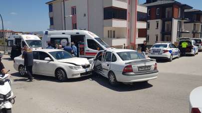 Karabük'te iki otomobil çarpıştı: 4 yaralı