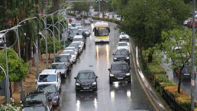 Mersin'de şiddetli yağmur vatandaşlara zor anlar yaşattı