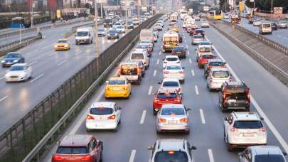 İstanbul'da haftanın ilk iş gününde trafik yoğunluğu yaşanıyor