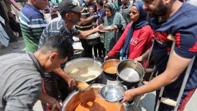 İsrail'in saldırdığı Dünya Merkez Mutfağı Gazze'de yeniden yemek dağıtımına başladı