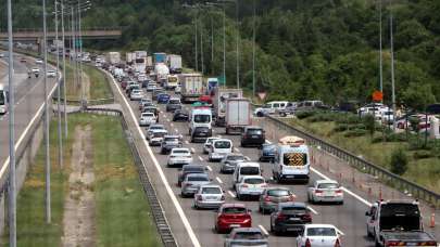 Türkiye'de tatil trafiği! Yollar, havalimanları, otogarlar doldu taştı...