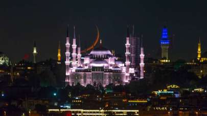 İstanbul'da hilal, Sultanahmet Camii ile buluştu