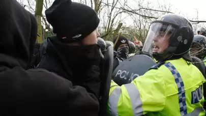 İngiltere halkı polisin ırkçılık yaptığını düşünüyor