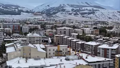 Erzurum'a mevsimin ilk karı yağdı