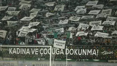 Bursaspor taraftarları, öldürülen kadınların isimlerinin yazılı olduğu pankartlar açtı