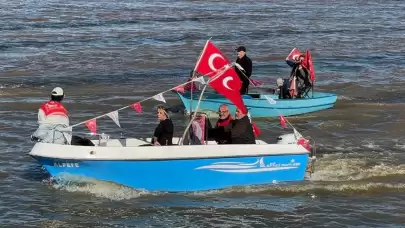 Cumhuriyet 'in 101. yılında denizi kayıklarla doldurdular