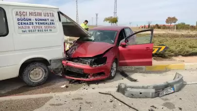 Konya’da otomobil ile minibüs çarpıştı: 2 kişi yaralandı