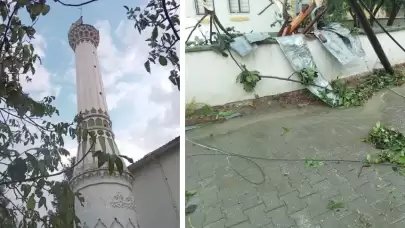 Çanakkale'de fırtına ve yıldırımın vurduğu köy camisinin minaresi yıkıldı