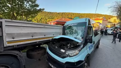 Maltepe'de yolcular ölümden döndü! Minibüsü tıra çarptı