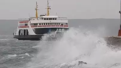 Çanakkale'de feribot seferlerine fırtına engeli