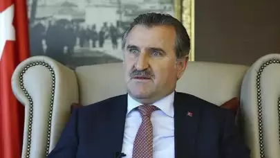 Bakan Bak üç sporcuyu kutladı