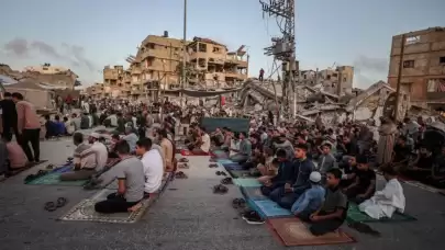 Gazze'de buruk bayram: Bombaların gölgesinde namaz